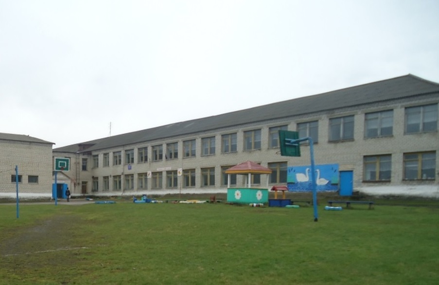 В 1973 году было построено новое типовое здание школы.